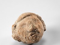 Ame Ker 110   Ame Ker 110, , Mexiko, Zentrales Hochland, Azteken, Postklassische Periode, ca. 1250-1521 n. Chr., Fragment einer Figur, Ton, H 4 cm, B 4,5 cm : Museumsfoto: Claus Cordes, Bestandskatalog Ethnologie